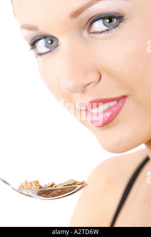 Junge Frau essen Müsli-Modell veröffentlicht Stockfoto