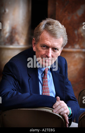 EHEMALIGER BRITISCHER BOTSCHAFTER IN DEN USA SIR CHRISTOPHER MEYER ZU DEN ZEITEN CHELTENHAM LITERATURFESTIVAL OKT 2006 Stockfoto