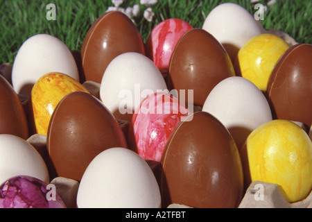 Ostereier: Schokoladeneier, bemalten Eiern, weiße Hühnereier Stockfoto