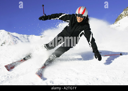 Skifahrer hinunter, Österreich, Alpen Stockfoto