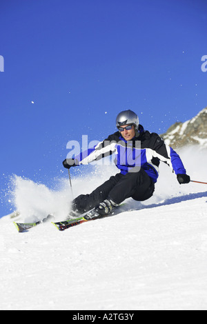 Skifahrer hinunter, Österreich, Alpen Stockfoto