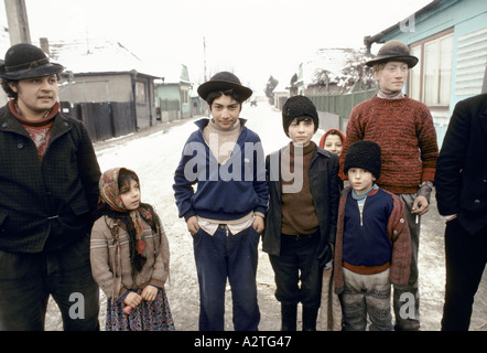 Gruppe von rumänischen Reisenden Zigeuner im Dorf Straße in der Nähe von Sibu Siebenbürgen 1990 stehen Stockfoto