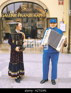 Soldat Schwejk und seine Frau vor Galeria Kafka, Tschechische Republik, Prag Stockfoto