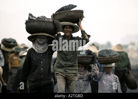 Schwarzgold von Vietnam laden die Kohle anthrazit aus in der Nähe meiner größten in Indochina auf Lastkähne für export 1993 Stockfoto