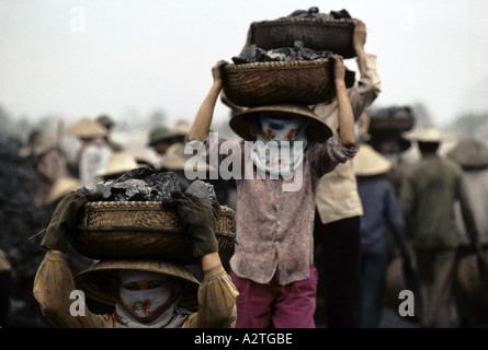 Schwarzgold von Vietnam laden Kohle Anthrazit auf Lastkähne für Export Cam pha im Norden Stockfoto