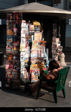 Frau wartet vor ihr stand in Guayaquil, Ecuador. Stockfoto