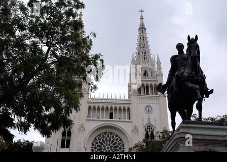 Die Kathedrale San Pedro im Seminario Park in Guayaquil. Stockfoto