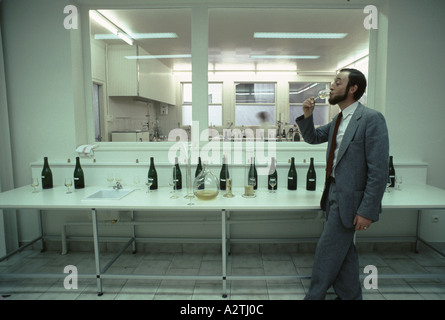 Champagner-Tester schmeckenden Proben in französische Fabrik Stockfoto