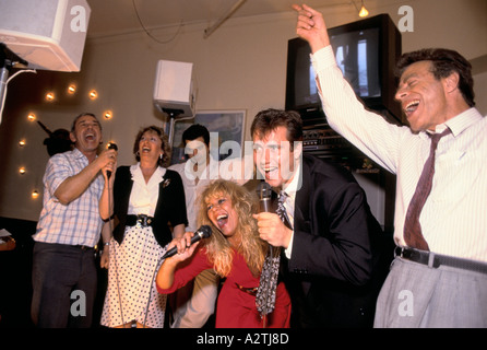 Karaoke-Abend Coates Weinbar City of London 1990 Stockfoto