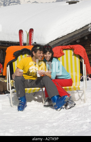 paar in Liebe Tee zu trinken, in der Nähe von Alm, Österreich, Alpen Stockfoto