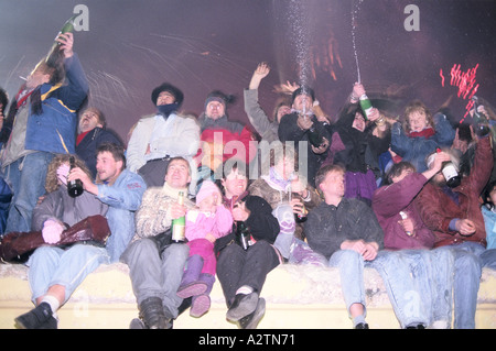 Feiern wie die Berliner Mauer kommt ab November 1989 Stockfoto