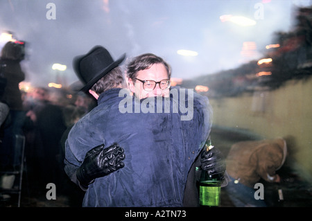 Feiern wie die Berliner Mauer kommt ab November 1989 Stockfoto