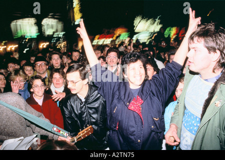 Feiern wie die Berliner Mauer kommt ab November 1989 Stockfoto