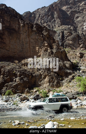 Ein 4 x 4 Expedition Schlachten entlang Wadi Bani Awf Stockfoto