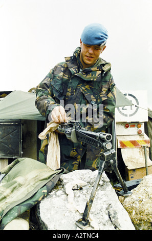 Zentral-Bosnien Juni 1995 britischen Soldaten aus dem Devon Dorset reinigt Kontrollen seine Waffe während des Trainings Stockfoto