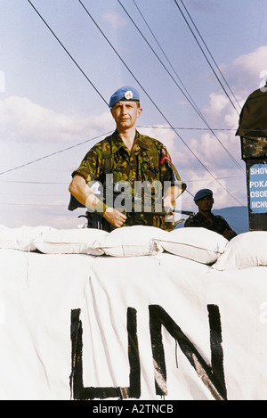 Zentralbosnien Juni 1995 Maglai Parker fleckigen Hund check point Stockfoto