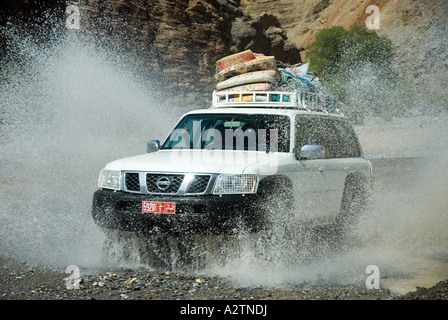 Ein 4 x 4 Expedition Schlachten entlang Wadi Bani Awf Stockfoto