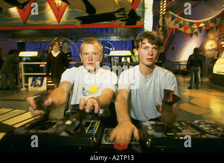 Teenager Jungs spielen von Videospielen in Sega Welt am Trocadero-London 1997 Stockfoto