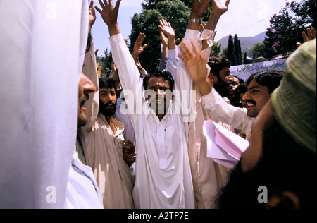 Kaschmir unter Konflikt 1999 Muzaffarabad über 2000 Menschen protestieren gegen Indien 21 6 99 1999 Stockfoto