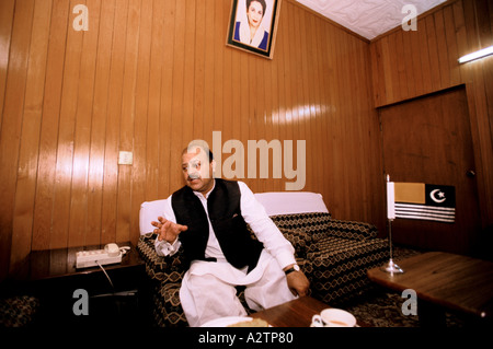 Kaschmir unter Konflikt 1999 Premierminister von Azad Kaschmir Sultan Mehmood Chaudhry Muzaffarabad 1999 Stockfoto
