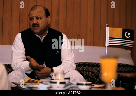 Kaschmir unter Konflikt 1999 Premierminister von Azad Kaschmir Sultan Mehmood Chaudhry in seinem Büro in Muzaffarabad 1999 Stockfoto