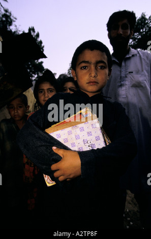 Kaschmir unter Konflikt 1999 ein Junge unter den Menschen, die durch Kämpfe im Bereich Chakoti 1999 vertrieben Stockfoto