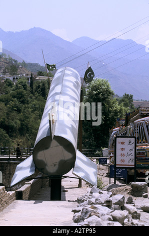 Kaschmir unter Konflikt 1999 gefälschte Gewehr zeigt in Richtung der indischen Line of Control 1999 Stockfoto