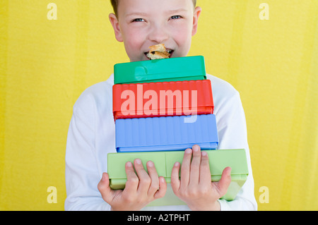 Junge Essen Snack auf Lunch-Boxen Stockfoto