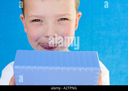 Junge mit Lunchpaket Stockfoto