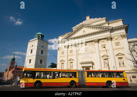 Polen Warschau ein Bus vorbei St Annes oder st. Anna-Kirche in der Nähe von Plac zamkowy Stockfoto