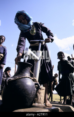 Frauen sammeln von Wasser aus dem Wasser Pumpe Wollo Äthiopien 1994 Stockfoto