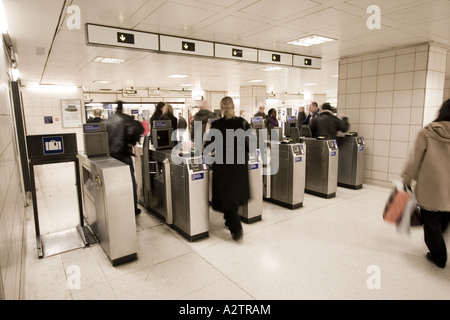 Passagiere auf der Durchreise Ticketautomaten Barrieren bei Waterloo unterirdisch station London england Stockfoto