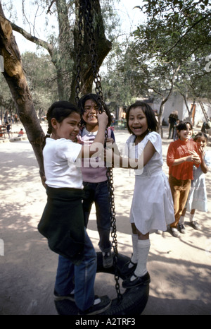 drei Mädchen auf einer Schaukel steht Mexiko Stockfoto