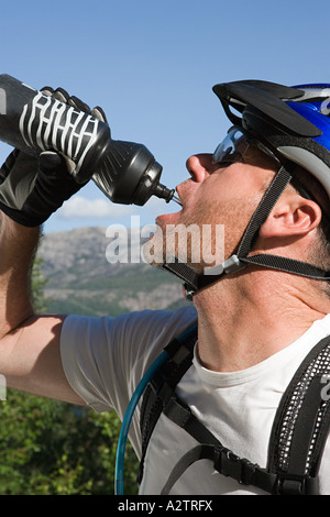 Mountainbiker aus der Flasche trinken Stockfoto