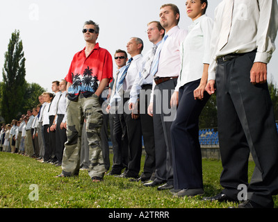 Mann von der Masse abheben Stockfoto