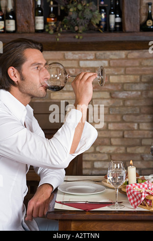 Menschen trinken Rotwein Stockfoto