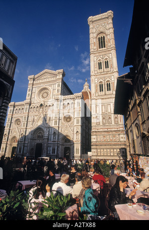 Florenz Toskana Italien Cafe Leben mit Dom und Campanile im Hintergrund Stockfoto