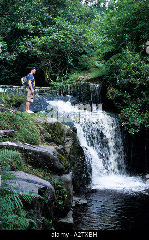 Tourist am Blaen-y-Glyn Wasserfälle, Brecon Beacons National Park, Powys, Wales, GB Stockfoto