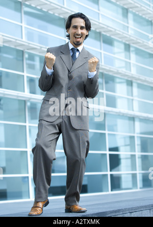 Geschäftsmann, Lächeln und ballte die Fäuste, Porträt Stockfoto