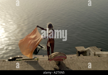 Ein Foto eines heiligen Mannes waschen in den Ganges, Varanassi, India.photo von Bruce Miller Stockfoto