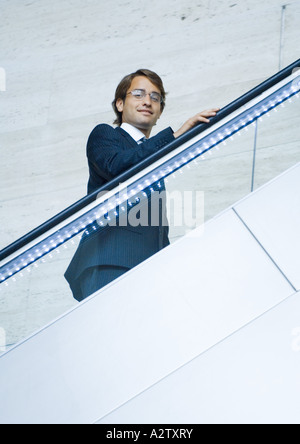 Geschäftsmann, hinauf auf die Rolltreppe, Porträt Stockfoto