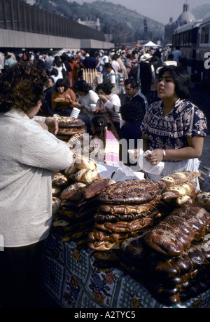 Frau auf einem Stall zu verkaufen Brot und Brioche-Mexico City-Mexiko Stockfoto