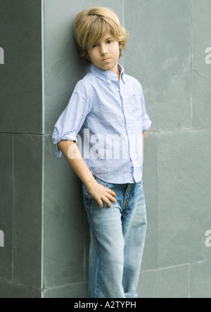 Junge Wand gelehnt, Porträt Stockfoto