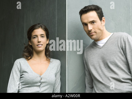 Frau und Mann an der Ecke der Mauer gelehnt Blick in die Kamera, Porträt Stockfoto