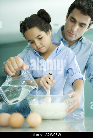 Vater und Tochter gemeinsam Teig machen Stockfoto