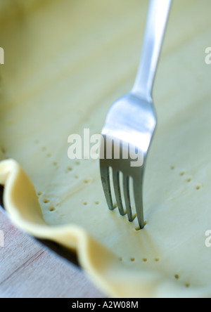 Gabel-Marken machen in Pie Kruste Teig Stockfoto