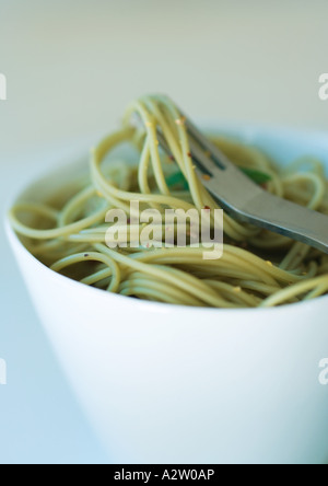 Schüssel mit Pesto Pasta und Gabel Stockfoto