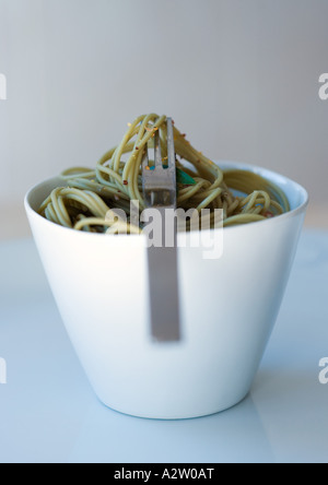 Schüssel mit Pesto Pasta und Gabel Stockfoto