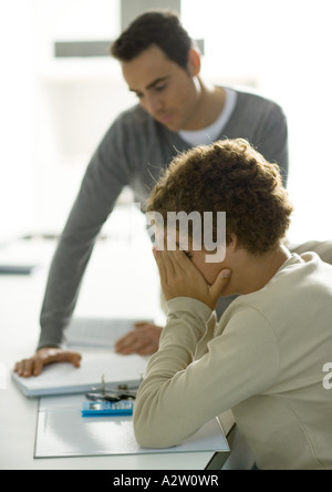 Mann, die Teenager-Sohn bei den Hausaufgaben zu helfen Stockfoto