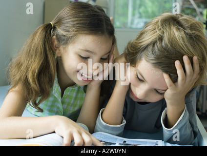 Zwei Kinder Buch zusammen betrachten Stockfoto